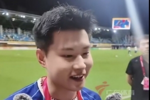 赵心童现身粤超深圳坐镇主场为深圳vs广州开球，并为深圳队加油打气