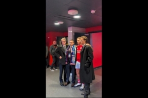 奥斯卡影帝科林·费斯造访阿森纳，与卡拉菲奥里、吉马良斯互动